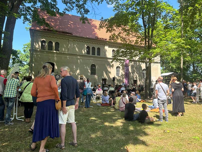 Besucher Vernissage - Ausstellung Dorfkirche Wiepersdorf